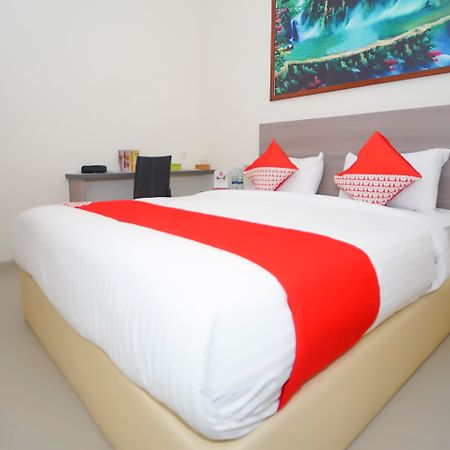 Oyo 251 The Maximus Inn Hotel Palembang Exterior foto