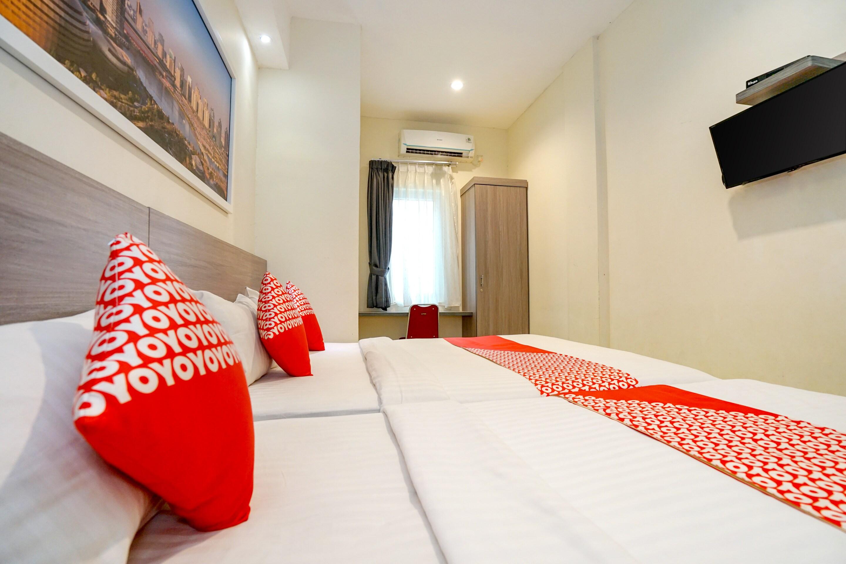 Oyo 251 The Maximus Inn Hotel Palembang Exterior foto