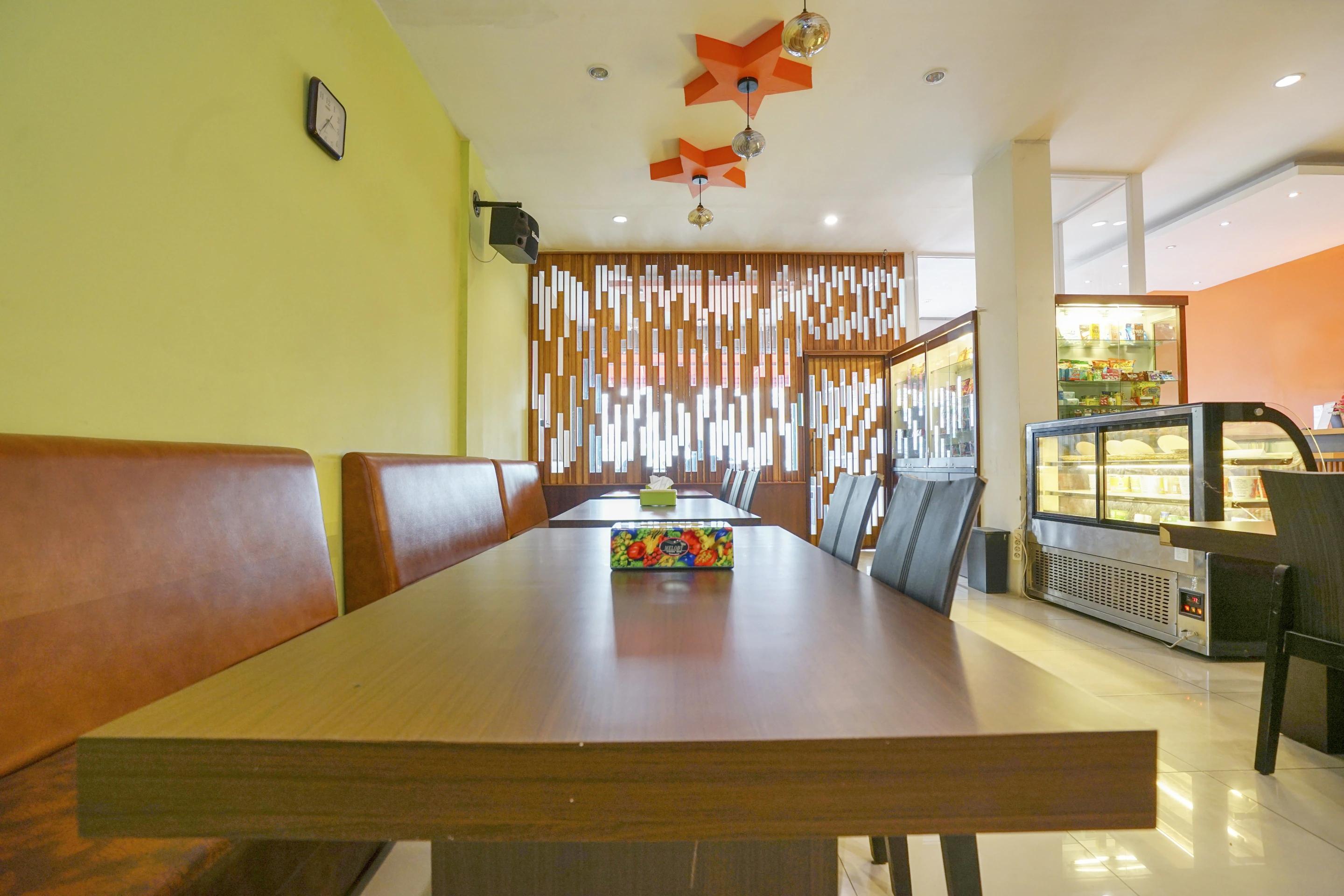 Oyo 251 The Maximus Inn Hotel Palembang Exterior foto