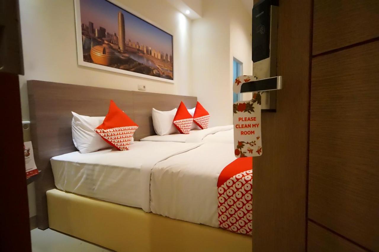Oyo 251 The Maximus Inn Hotel Palembang Exterior foto
