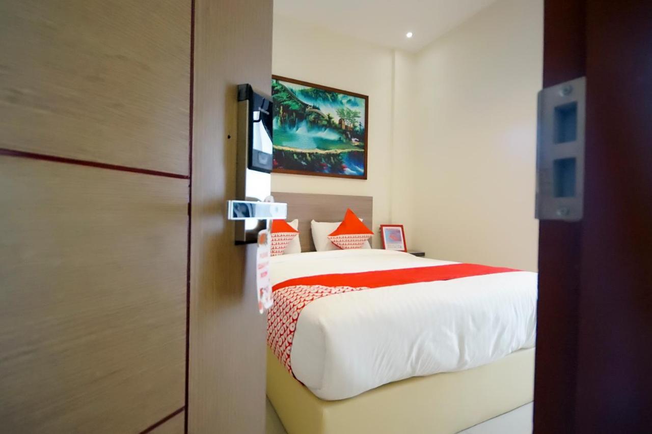 Oyo 251 The Maximus Inn Hotel Palembang Exterior foto