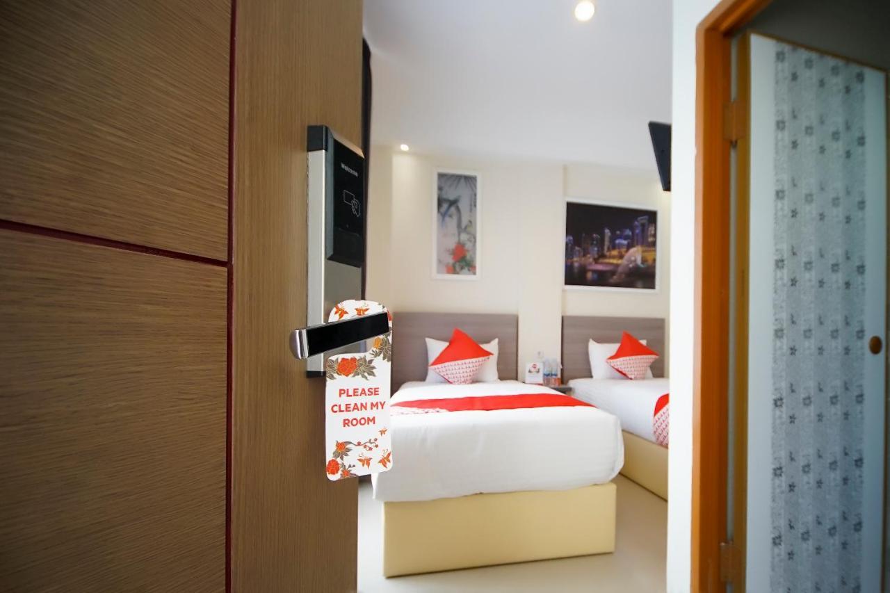 Oyo 251 The Maximus Inn Hotel Palembang Exterior foto