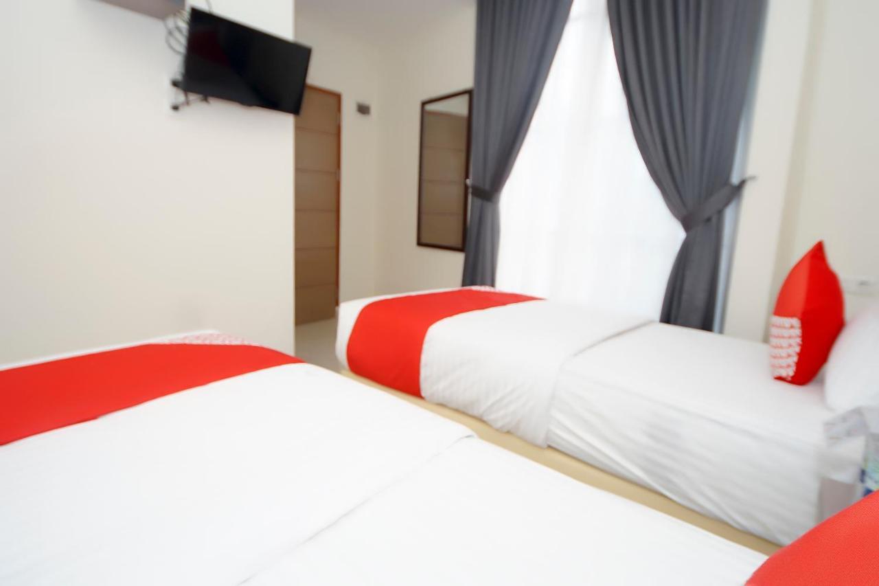 Oyo 251 The Maximus Inn Hotel Palembang Exterior foto