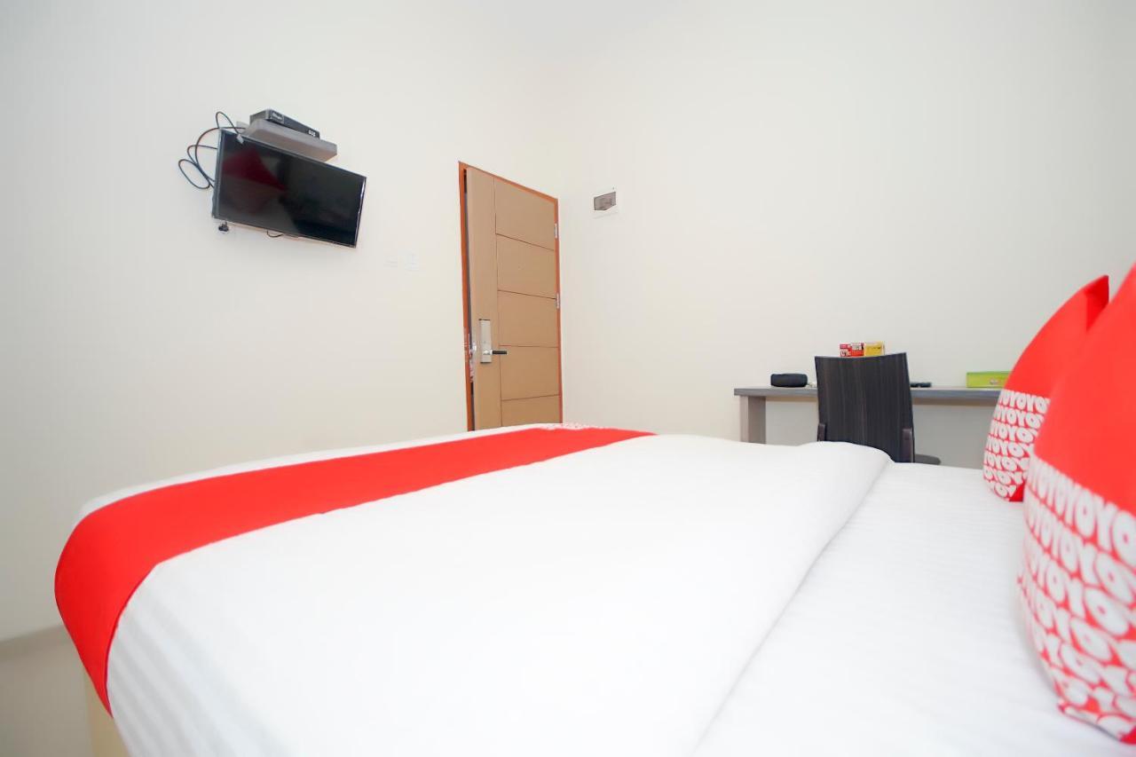Oyo 251 The Maximus Inn Hotel Palembang Exterior foto